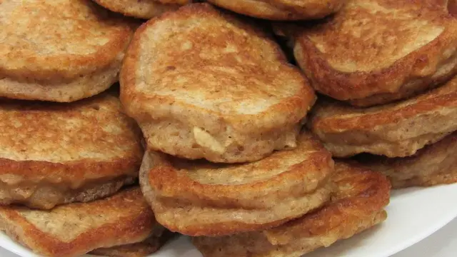 Вкусные и пышные оладьи с яблоками