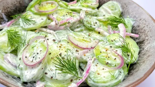 Быстрый и вкусный салат из огурцов