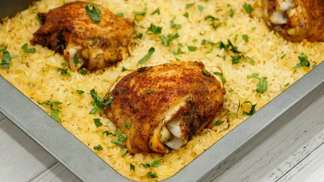 Запечённые куриные бёдра с рисом