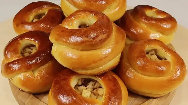 Дрожжевые булочки с яблоками 