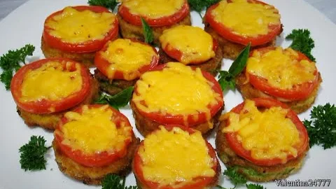 Закуска из кабачка с сыром, чесноком и помидорами 