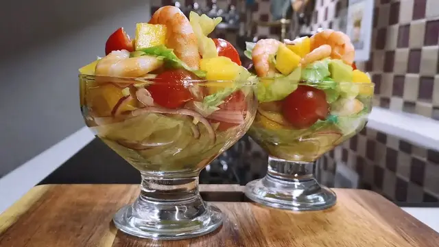 Салат с креветками и манго 