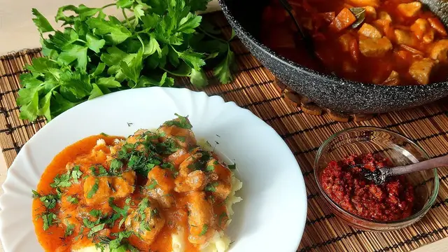 Очень вкусный гуляш с подливкой
