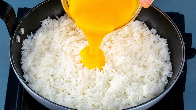 Ароматный жареный рис с яйцами и овощами