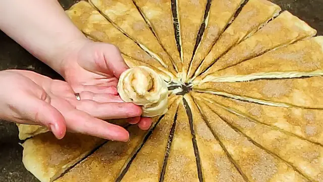 Простые слоеные булочки