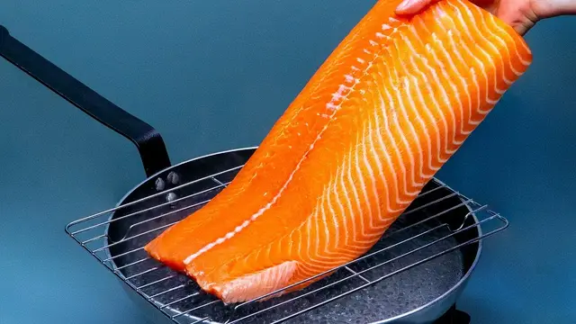 Лосось с грибами и сливочным шпинатом с пюре из цветной капусты
