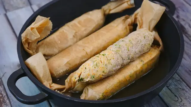 Куриная колбаска на сковородке
