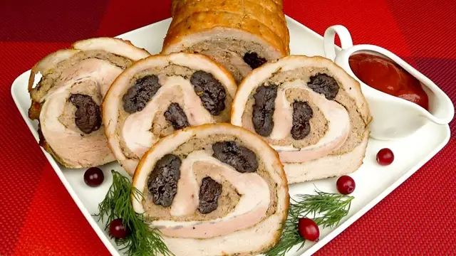 Шикарный мясной рулет на новогодний стол