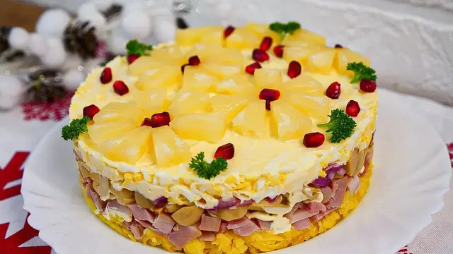 Слоёный салат с курицей и ананасами 