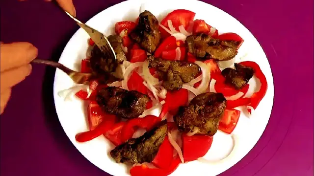 Теплый салат с куриной печенью и вкусным соусом