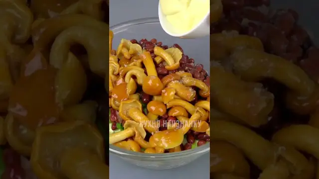 Вкусный салат с фасолью и маринованными грибами