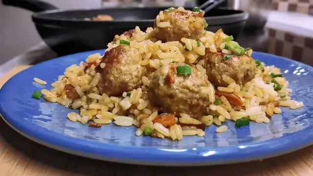 Фрикадельки с рисом на сковороде 