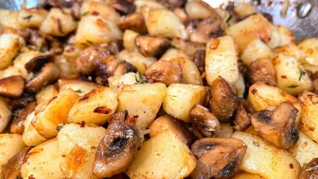 Жареная картошка с луком и грибами на сковороде