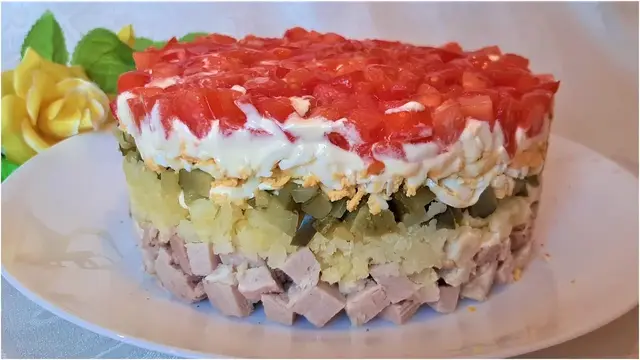Слоёный салат с мясом, яйцами и овощами 