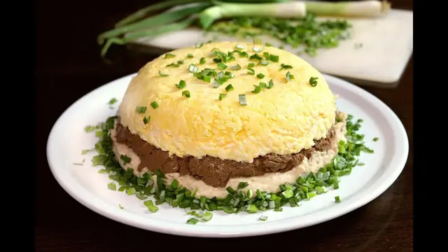 Слоёный салат с куриной печенью