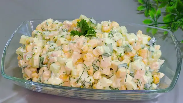 Простой салат из куриной грудки