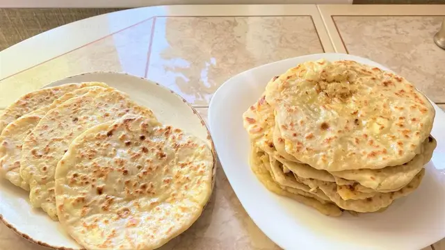 Классные лепешки с начинкой на сковородке