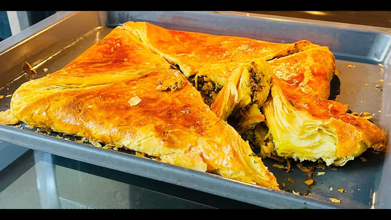Слоеный пирог с мясной начинкой