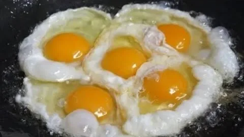 Рис с овощами и яичницей