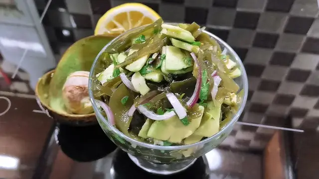 Салат с морской капусты и авокадо