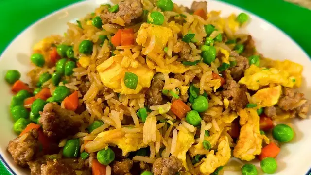 Очень вкусный жареный рис с яйцом и овощами