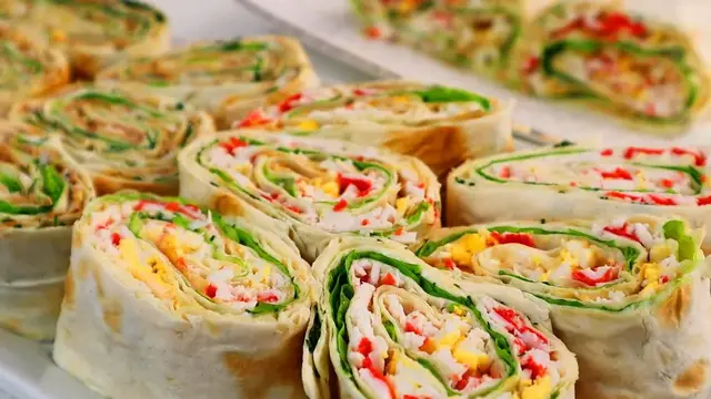 Закусочные рулетики с тунцом и крабовыми палочками