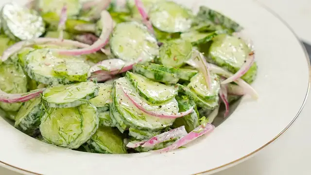 Простой и вкусный салат из огурцов