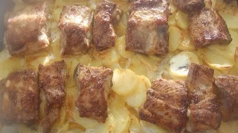 Рёбра с картошкой в духовке