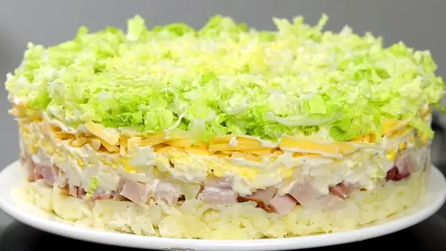 Очень вкусный слоеный салат с курицей