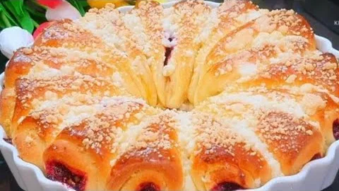 Воздушный пирог с клубничным джемом