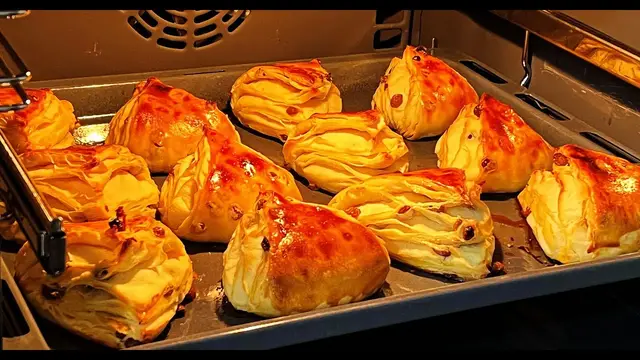 Слоёные булочки с изюмом