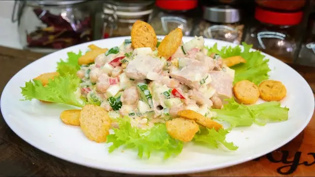 Праздничный салат с фасолью и тунцом