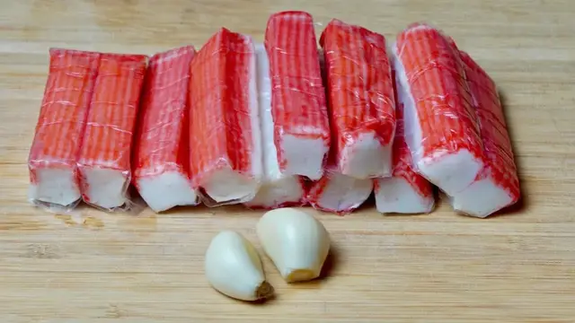 Очень вкусный и пикантный салат с крабовыми палочками и ароматными сухарями домашнего приготовления