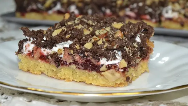 Сладкий пирог с грецкими орехами и клубничным джемом