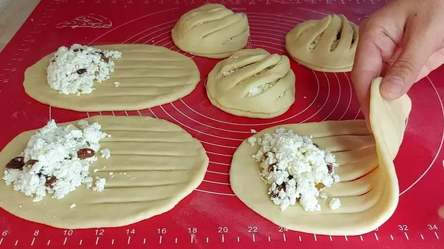Сдобные булочки с творогом к чаю