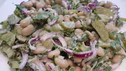 Простой и вкусный салат с белой фасолью