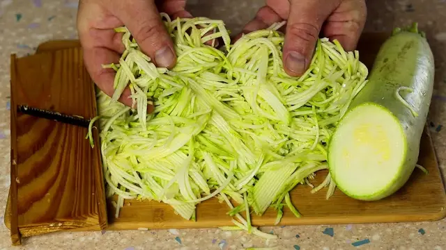 Пикантная закуска из кабачков