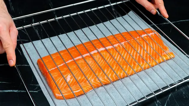 Лосось на сковороде со сливочно-грибным соусом и картофельным пюре