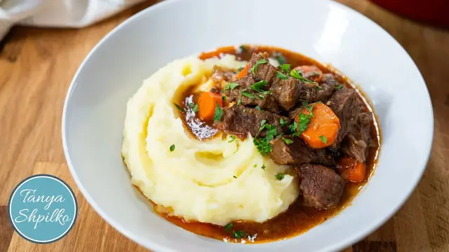 Нежная и сочная тушеная говядина с овощами и томатным соусом