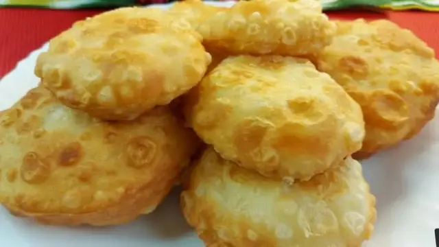 Жареные пирожки с колбасой и сыром