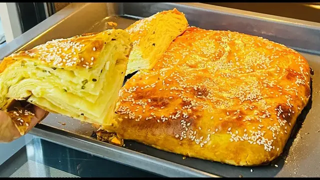 Быстрый пирог с сыром и зелёным луком