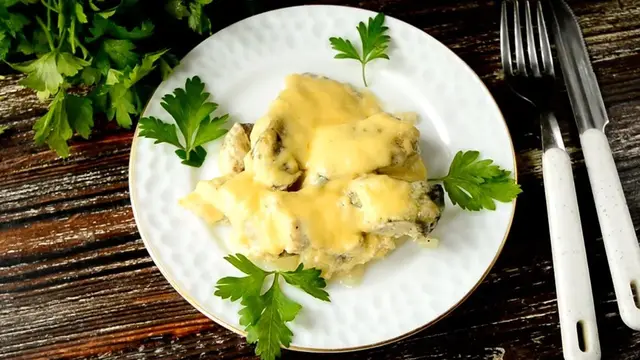 Филе минтая со сметаной, майонезом и луком в духовке