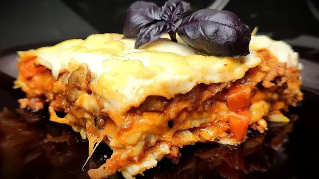 Лазанья из лаваша с соусом бешамель и болоньезе