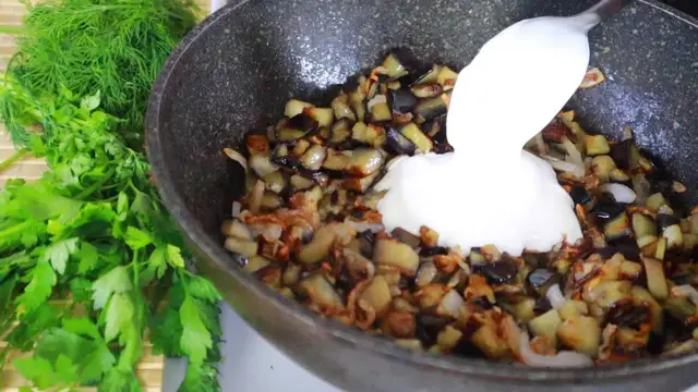 Жареные баклажаны со сметаной и луком