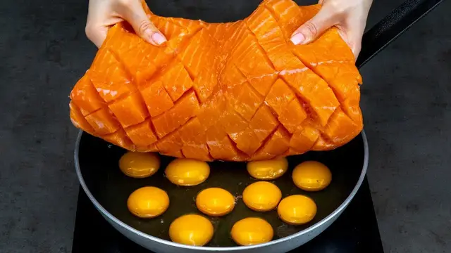 Вкусный лосось с соусом на сковороде