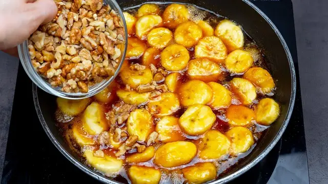 Знаменитый десерт с бананами и орехами