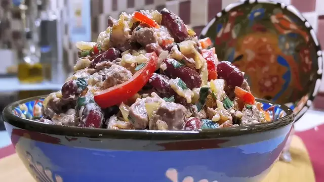 Сытный салат с мясом и фасолью