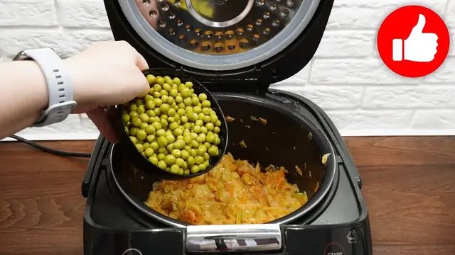 Тушеная капуста с горошком и кабачком