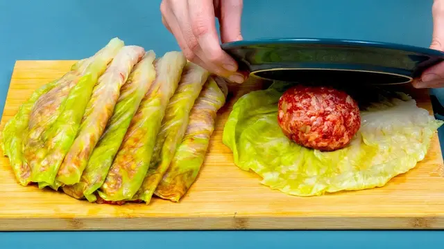 Капуста с фаршем на сковороде
