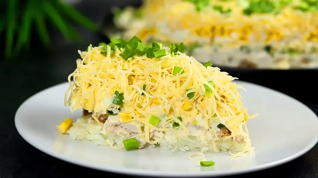Шикарный салат с курицей и сыром